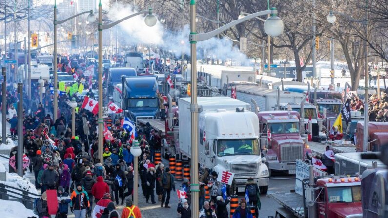 Des camions de la liberté arrivent sur la colline du Parlement afin de protester contre les restrictions anti-Covid à Ottawa, Canada, le 29 janvier 2022. (Photo : LARS HAGBERG/AFP via Getty Images)