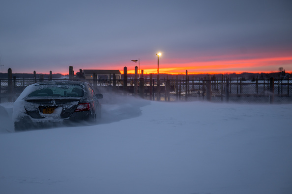 Le soleil se couche après une importante tempête de neige le 29 janvier 2022 à Stony Brook, New York. Photo par Andrew Theodorakis/Getty Images.