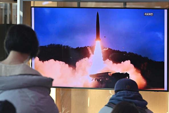 -Un test de missile nord-coréen, vu dans une gare de Séoul le 30 janvier 2022, après que la Corée du Nord a tiré un "missile balistique présumé". Photo de JUNG YEON-JE/AFP via Getty Images.
