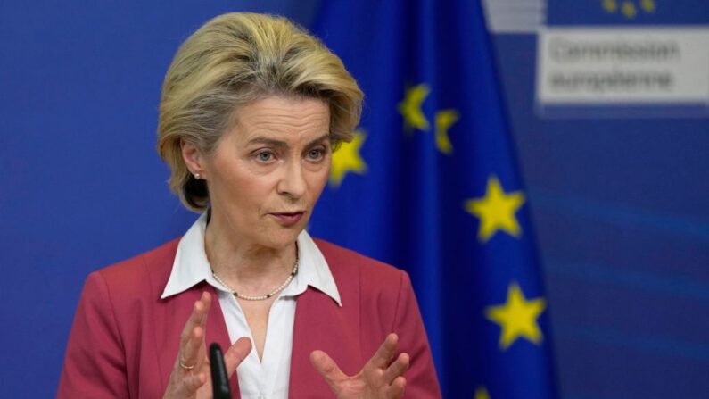 La présidente de la Commission européenne, Ursula von der Leyen, s'exprime lors d'une conférence  de l'UE à Bruxelles, le 8 février 2022. (VIRGINIA MAYO/POOL/AFP via Getty Images)