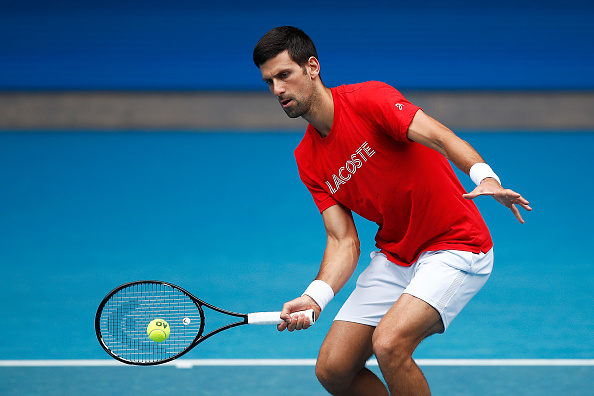 Novak Djokovic joue un coup droit lors d'une séance d'entraînement au Melbourne Park le 1er février 2021 à Melbourne, en Australie. (Photo : Daniel Pockett/Getty Images)