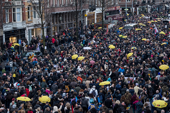 Des milliers de manifestants se rassemblent à Museumplein pour protester contre les mesures Covid, le 2 janvier 2022 à Amsterdam, Pays-Bas. 
 (Photo : Sanne Derks/Getty Images)