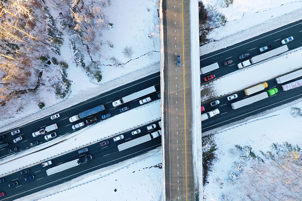 Des centaines de véhicules ont été bloqués pendant plus de 24 heures à cause d'une tempête de neige dans l'État de Virginie (est des États-Unis) les 3 et 4 janvier derniers. (Chip Somodevilla/Getty Images)