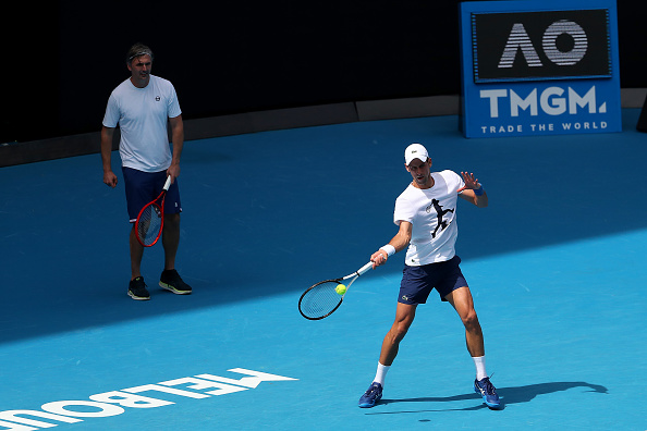 Novak Djokovic de Serbie s'entraîne sur la Rod Laver Arena avant l'Open d'Australie 2022 au Melbourne Park le 11 janvier 2022 à Melbourne, Australie. Photo de Kelly Defina/Getty Images.