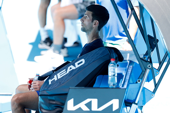 Novak Djokovic lors d'une séance d'entraînement avant l'Open d'Australie 2022 au Melbourne Park le 12 janvier 2022 à Melbourne en Australie. (Photo : Darrian Traynor/Getty Images)