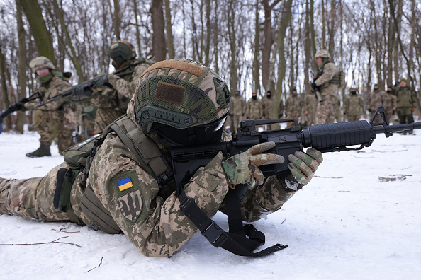 Des participants civils à une unité de défense territoriale de Kiev s'entraînent au combat dans une forêt le 22 janvier 2022 à Kiev, en Ukraine. Photo de Sean Gallup/Getty Images.