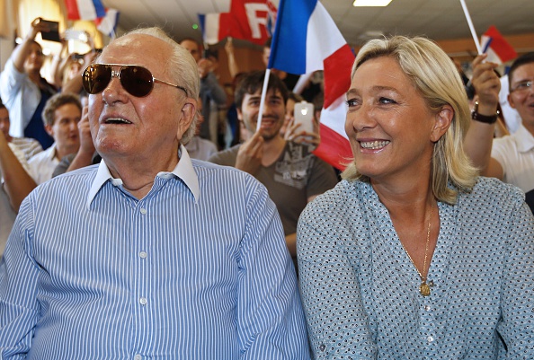  Marine Le Pen et son père Jean-Marie Le Pen.    (Photo  VALERY HACHE/AFP via Getty Images)