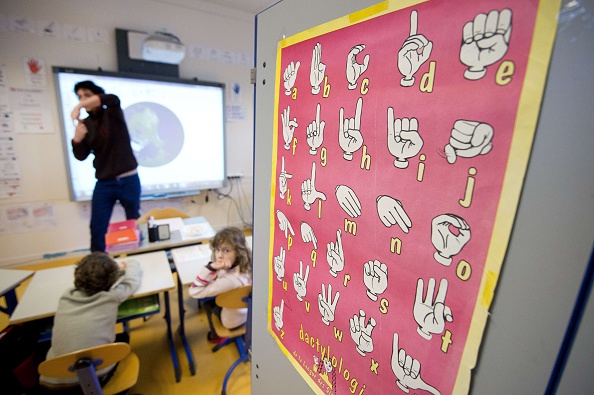 Un enseignant enseigne la langue des signes dans une école primaire à Rennes.       (Photo : JEAN-SEBASTIEN EVRARD/AFP via Getty Images)