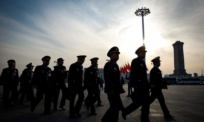Des délégués militaires chinois arrivent au Grand Hall du Peuple avant la troisième session plénière de l'organe législatif de la Chine, l'Assemblée nationale populaire, à Pékin, le 12 mars 2015. (Lintao Zhang/Getty Images)