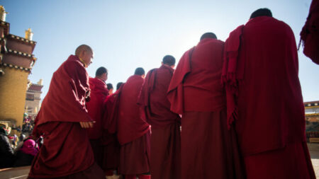 Le régime chinois oblige des moines et des Tibétains à assister à la démolition d’une statue de Bouddha