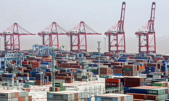 Des conteneurs attendent d'être chargés au port de Ningbo, le 9 juin 2005, dans la province chinoise du Zhejiang, au sud-est du pays. (Frederic J. Brown/AFP via Getty Images)