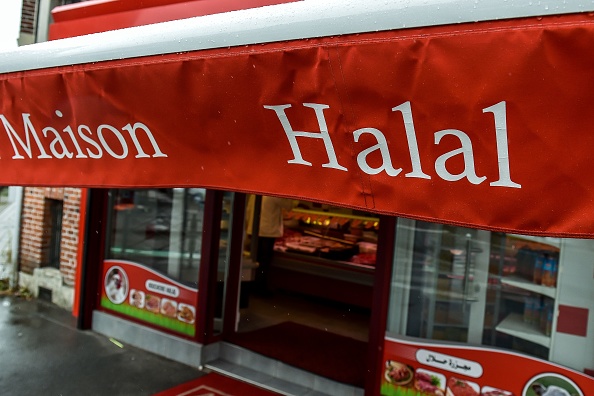 Illustration - Entrée d'une boucherie halal  (PHILIPPE HUGUEN/AFP via Getty Images)