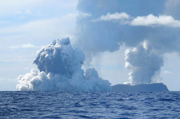 Un volcan sous-marin est vu en éruption au large de la côte des Tonga, début de tsunami. Photo de Dana Stephenson//Getty Images.