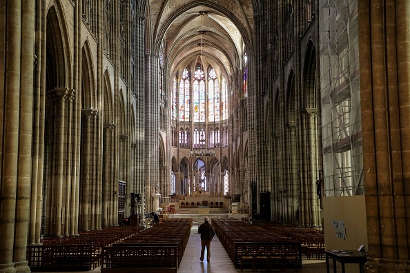 La nef et le chœur de la basilique de Saint-Denis.  (LUDOVIC MARIN/AFP via Getty Images)