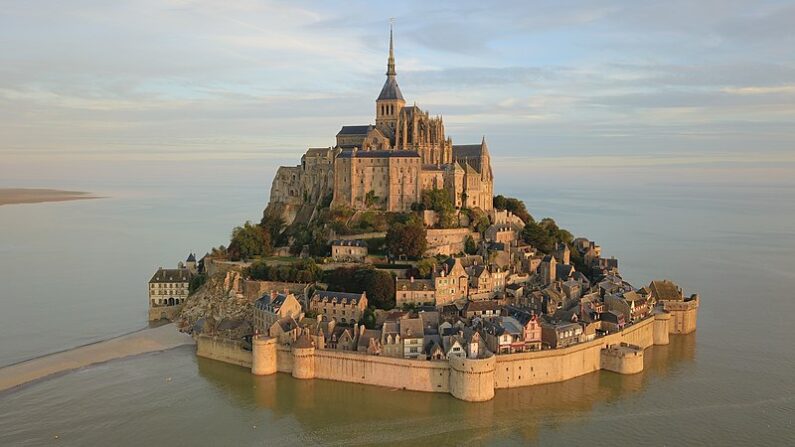 Le Mont-Saint-Michel vu du ciel (Crédit : Amaustan)