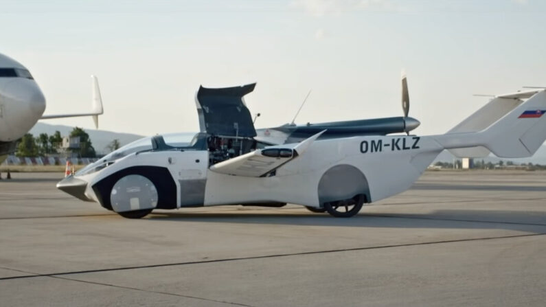 "La certification d'AirCar ouvre la porte à la production en série de voitures volantes très efficaces", a déclaré Stefan Klein, fondateur et patron de KleinVision, l'entreprise qui a conçu et fabriqué ce véhicule hybride, mi-voiture, mi-avion. (photo Klein Vision)