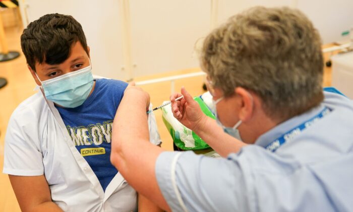 Felix Dima, 13 ans, de Newcastle, reçoit le vaccin Pfizer-BioNTech Covid-19 à l'Académie Excelsior de Newcastle upon Tyne, Angleterre, le 22 septembre 2021. (Ian Forsyth/Getty Images) 