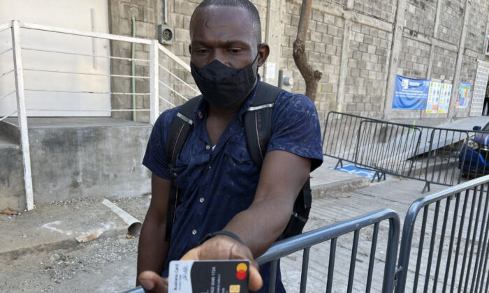 Un migrant haïtien montre sa carte de paiement fournie par les Nations Unies. Il dit que son paiement de 3 500 pesos (environ 150 €) n'a pas été déposé ce mois-ci, à Tapachula, au Mexique, le 14 janvier 2022. (Todd Bensman/Center for Immigration Studies)
