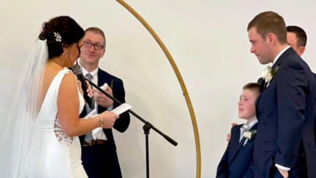 « Je promets d’être la meilleure belle-mère possible » : une mariée présente ses vœux à son beau-fils lors de son mariage