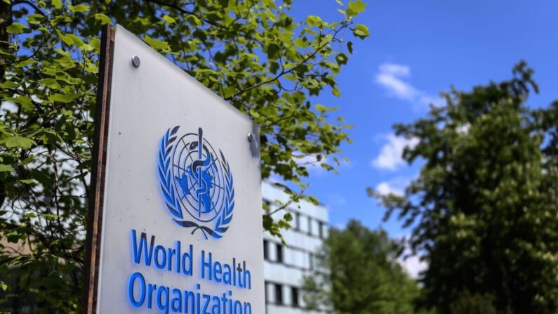 Une enseigne de l'Organisation mondiale de la santé à Genève, en Suisse, le 24 avril 2020. (Fabrice Coffrini/AFP via Getty Images)