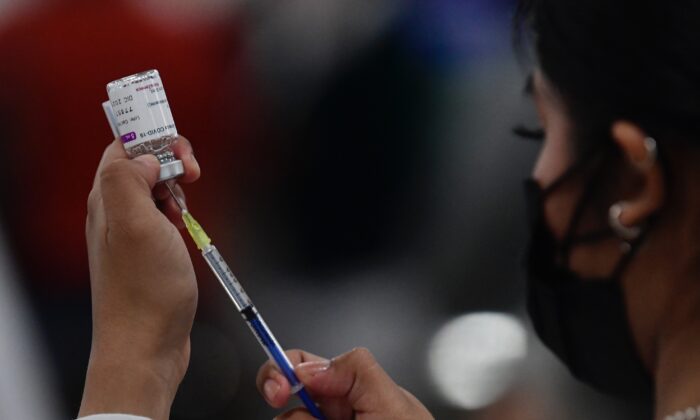 Une infirmière prépare le vaccin Covid-19 d'Oxford-AstraZeneca à Mexico, le 7 décembre 2021. (Pedro Pardo/AFP via Getty Images)