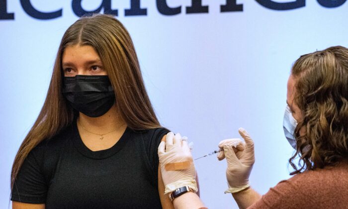 Une jeune femme reçoit une injection du vaccin contre le Covid-19 de Pfizer à Hartford, dans le Connecticut, le 6 janvier 2022. (Joseph Prezioso/AFP via Getty Images)