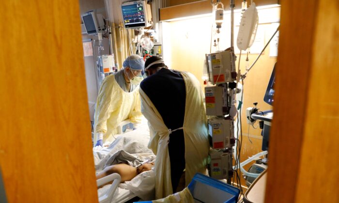 Le personnel médical s'occupe d'un patient atteint du Covid-19 dans un hôpital de Dearborn, Michigan, le 17 décembre 2021. (Jeff Kowalsky/AFP via Getty Images)