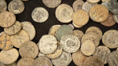 Des policiers découvrent des pièces romaines vieilles de 1.900 ans et une coupe à vin en bronze dans le coffre d’un véhicule suspect à Jérusalem