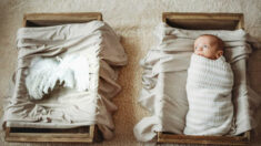 Une mère en deuil organise une séance photo émouvante pour son fils et son «frère jumeau au paradis» avec lits d’enfant et ailes d’ange