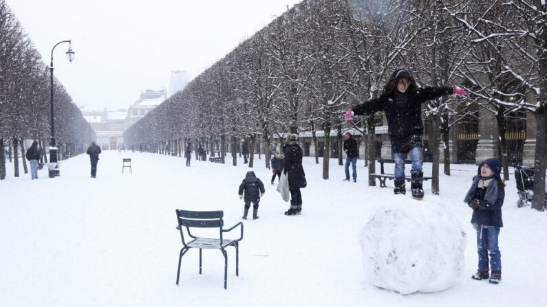 Des enfants jouent avec la neige au Palais Royal à Paris, le 20 janvier 2013. (Photo par PIERRE VERDY/AFP via Getty Images)