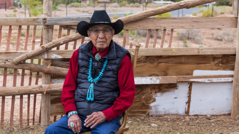 Peter MacDonald Sr., spécialiste du langage codé Navajo, à son ranch, situé à l'extérieur de Tuba City, en Arizona. (Tom Brownold pour American Essence)