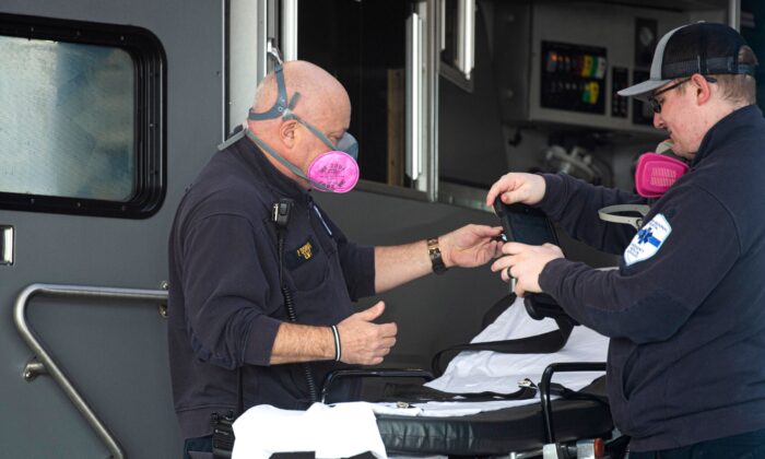 Des ambulanciers préparent une ambulance à l'hôpital régional de Hudson à Secaucus, dans le New Jersey, le 11 décembre 2020. (Kena Betancur/AFP via Getty Images)