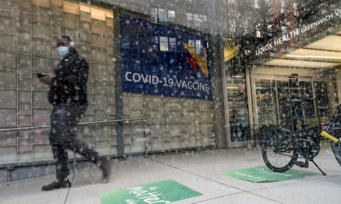 Un panneau à l'extérieur d'un hôpital indique l'endroit où est administré le vaccin Covid-19, à New York, le 19 novembre 2021. (Spencer Platt/Getty Images)