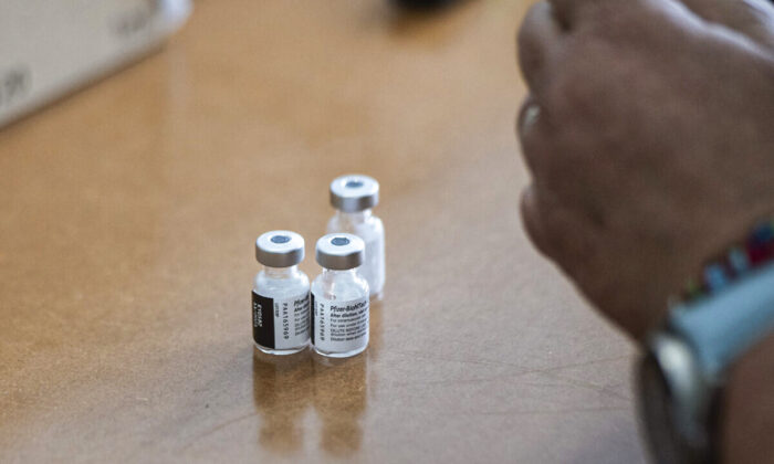 Des flacons du vaccin COVID-19 de Pfizer-BioNTech sont exposés au Cap, en Afrique du Sud, le 8 décembre 2021. (Rodger Bosch/AFP via Getty Images)