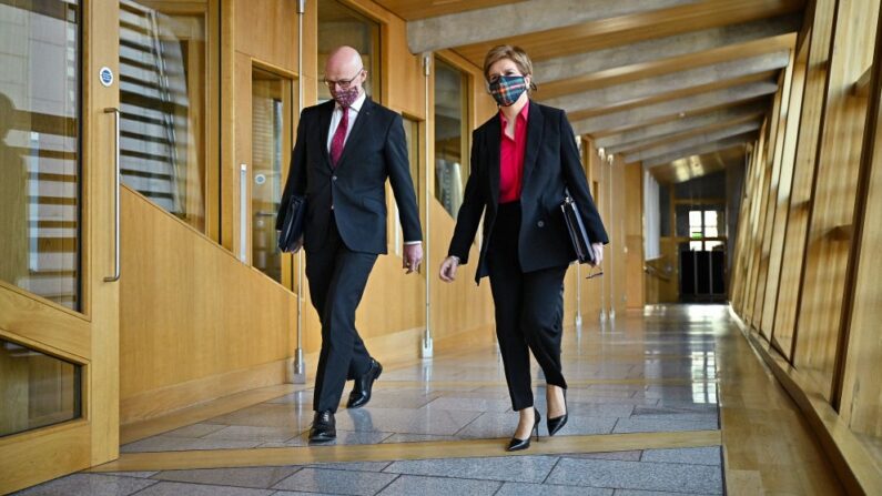 La Première ministre écossaise Nicola Sturgeon et le Vice-premier ministre John Swinney arrivent au Parlement écossais le 9 décembre 2021 à Édimbourg, en Écosse. (Photo par Jeff J Mitchell/Getty Images)