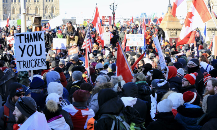 Une immense foule se rassemble sur la colline du Parlement lors de la manifestation du convoi de camionneurs contre les obligations et les restrictions liées au Covid-19, à Ottawa, capitale du Canada, le 29 janvier 2022. (Jonathan Ren/Epoch Times)