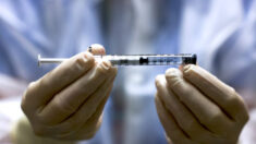 Lors d’essais pour les vaccins, « nettement plus » d’effets indésirables ont été signalés par le groupe des vaccinés que par le groupe traité au placebo, révèle une étude