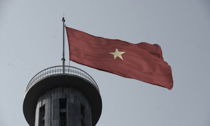 Un drapeau vietnamien flottant au sommet de la tour du drapeau Lung Cu dans le district de Dong Van, dans la province septentrionale de Ha Giang, au Vietnam. (Hoang Dinh Nam/AFP via Getty Images)