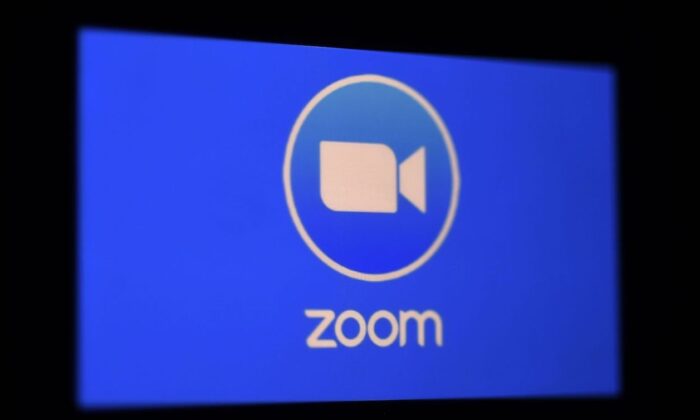 Un logo Zoom App est affiché sur un smartphone. (Olivier Douliery/AFP via Getty Images)
