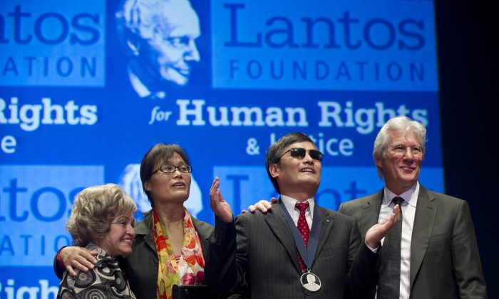 Richard Gere remet le Prix Tom Lantos des droits de l'homme au militant chinois des droits de l'homme Chen Guangcheng, au Capitole des États-Unis, à Washington, le 29 janvier 2013. (Saul Loeb/AFP/Getty Images)