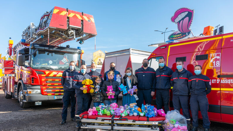 Les sapeurs-pompiers d'Alençon se sont déplacés à la fête foraine de la Chandeleur pour recevoir le don d'une centaine de peluches. (Crédit : SDIS 61)