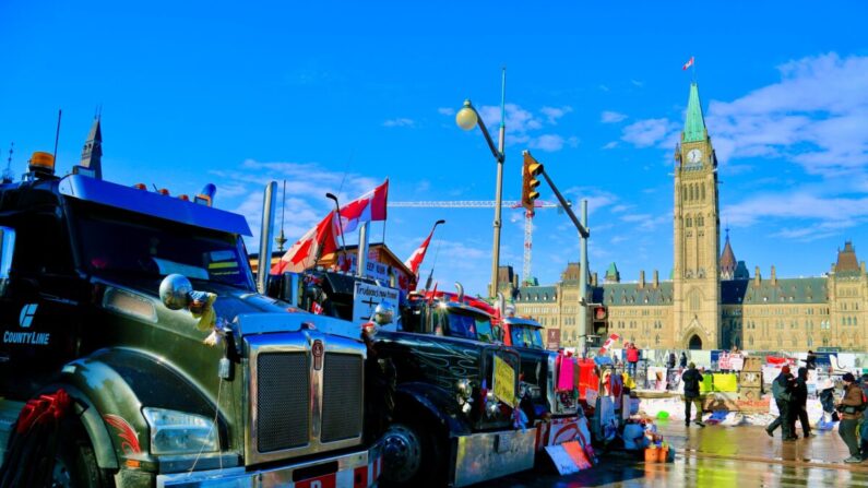 Des manifestants à Ottawa alors que les protestations contre les obligations et les restrictions se poursuivent, le 7 février 2022. (Jonathan Ren/The Epoch Times)