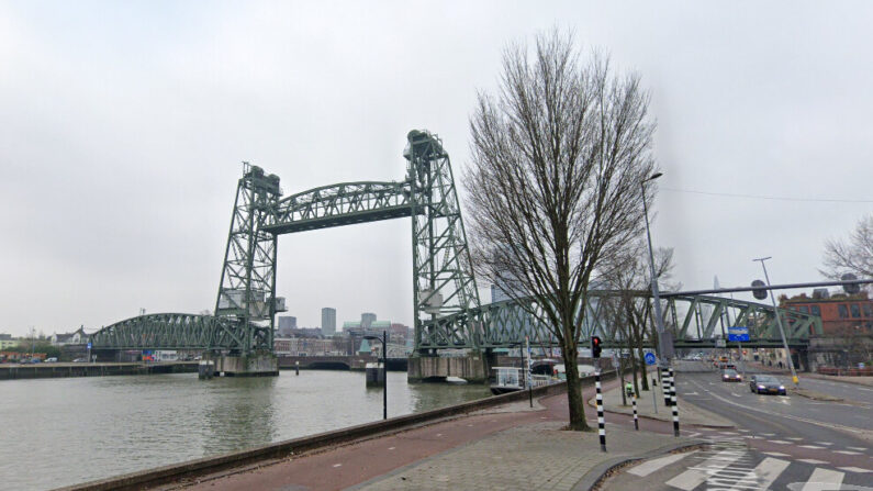 La section centrale du pont Koningshavenbrug, pourtant protégé du fait de son statut de monument national, pourrait être démonté pour laisser passer le yatch du milliardaire. (Capture d'écran/Google Maps)