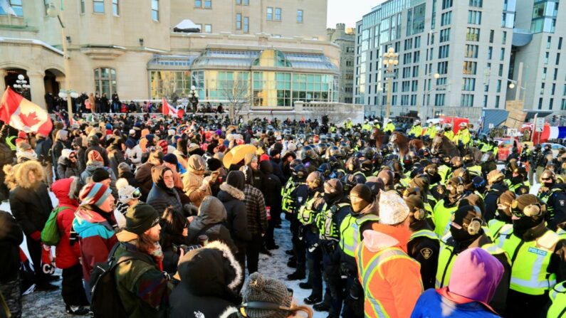 La police affronte les manifestants à Ottawa le 18 février 2022. (Jonathan Ren/Epoch Times)