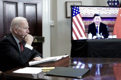 Le président américain Joe Biden rencontre le dirigeant chinois Xi Jinping lors d'un sommet virtuel depuis la Maison-Blanche à Washington, le 15 novembre 2021. (Mandel Ngan/AFP via Getty Images)