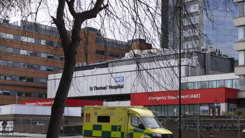 Une ambulance quitte l'hôpital St Thomas de Londres, en Angleterre, le 7 janvier 2022. (Dan Kitwood/Getty Images)