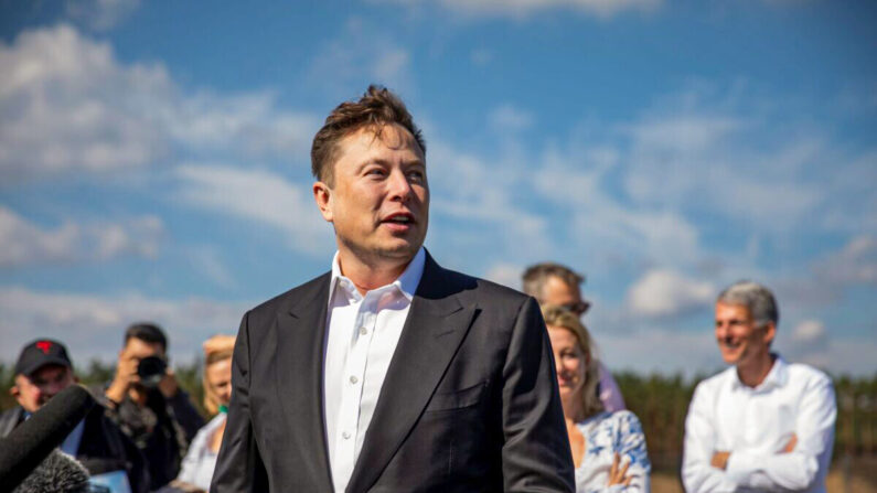 Elon Musk, patron de Tesla, parle à la presse alors qu'il arrive pour jeter un coup d'œil au site de construction de la nouvelle Gigafactory de Tesla près de Berlin, à Gruenheide, en Allemagne, le 3 septembre 2020. (Maja Hitij/Getty Images)