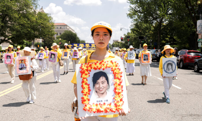 Des pratiquants de Falun Gong participent à une parade marquant le 22e anniversaire du début de la persécution du Falun Gong par le régime chinois, à Washington, le 16 juillet 2021. (Samira Bouaou/Epoch Times)