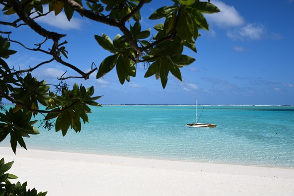 -Une plage de sable blanc, ratissée chaque matin sur l'île privée de Nukutepipi dans l'archipel des Tuamotu en Polynésie française le 18 juillet 2019. Photo de Mike LEYRAL / AFP via Getty Images.