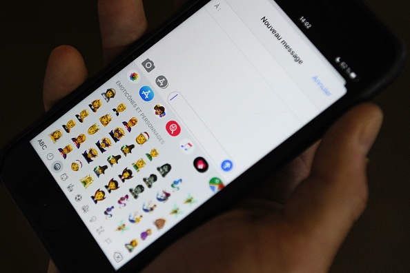 Régulièrement, Apple introduit de nouveaux emojis dans ses mises à jour. (TENGKU BAHAR/AFP via Getty Images)